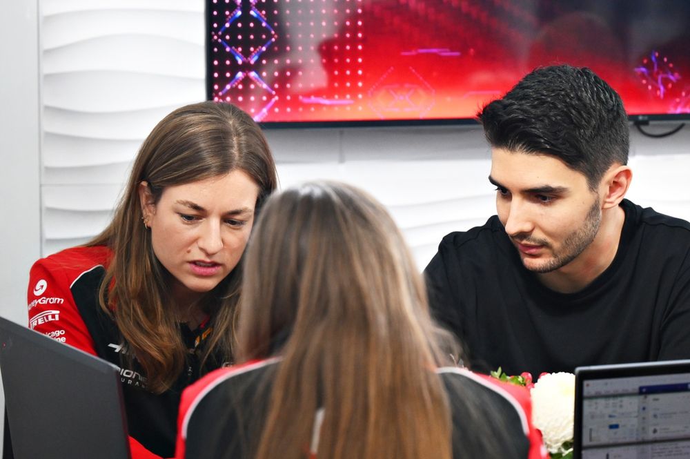 Laura Mueller, Race Engineer of Haas F1, Esteban Ocon, Haas F1 Team