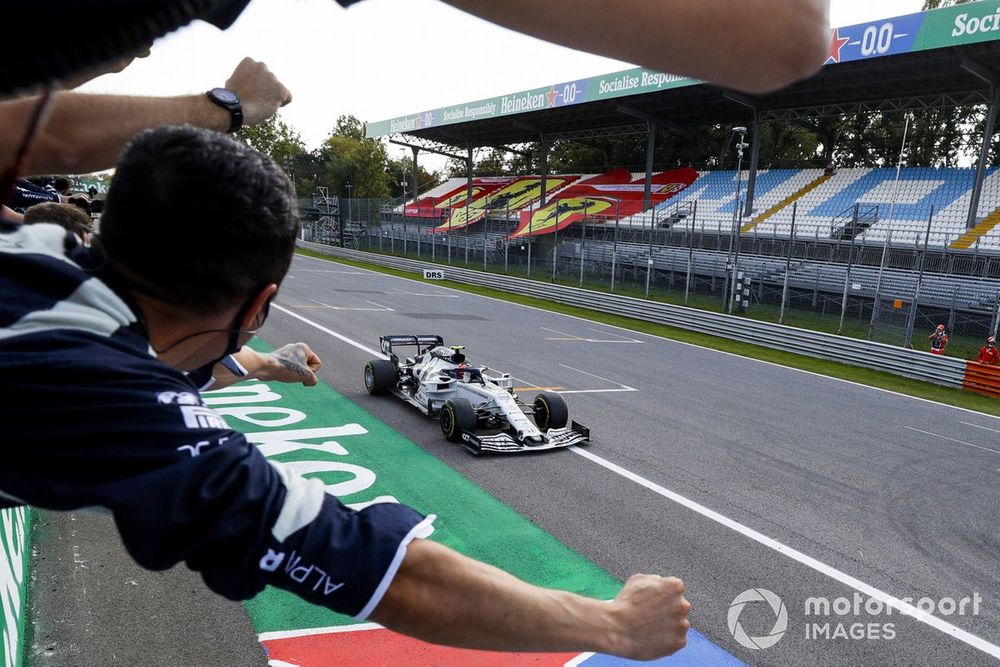 Pierre Gasly, AlphaTauri AT01, 1st position, takes victory to the delight of his team