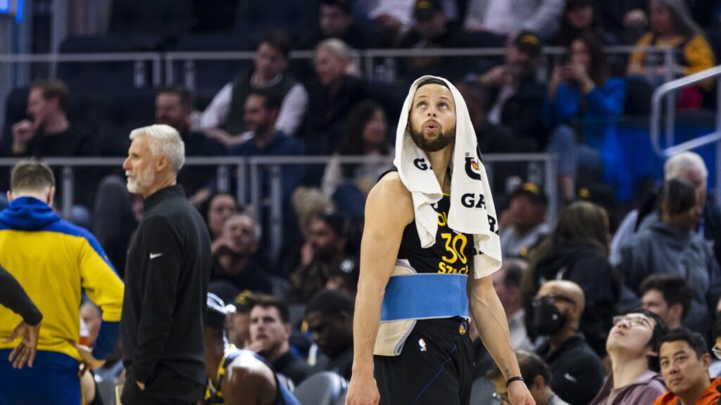 Stephen Curry leaves game after frightening fall, suffers pelvic contusion