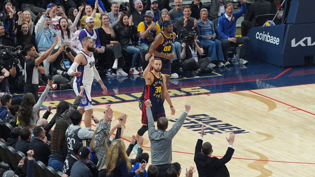 Watch Stephen Curry become first player in NBA history to reach 4,000 made 3-pointers