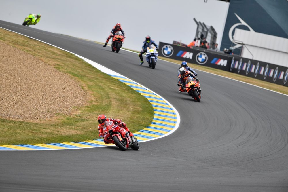 Dry to wet to dry to wet - the opening laps were nothing but chaos