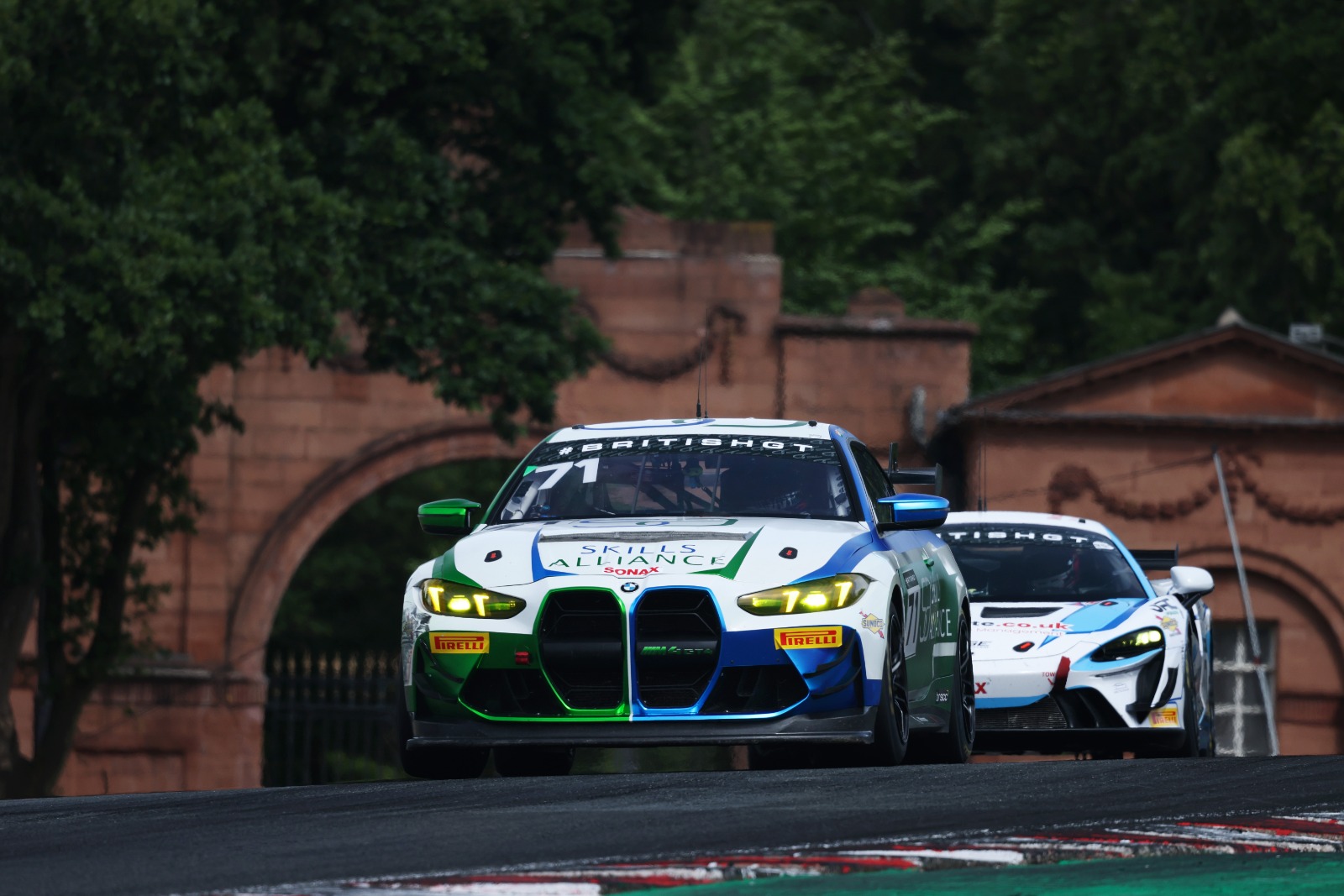 It was a weekend to forget for Ramyead and Robertson and they've now fallen 50 points from the GT4 summit
