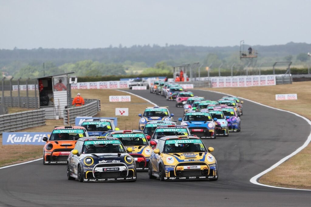 Osborne continues his unexpected Mini domination at Snetterton