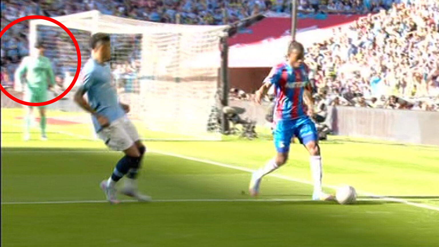 ‘There’s a throwback’ – Dean Henderson shocks BBC commentator with halftime outfit change in FA Cup final vs Man City