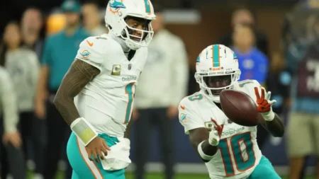 Tyreek Hill’s QB snubbing of Dolphins’ Tua Tagovailoa draws the ire of ESPN reporter