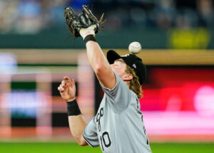 White Sox find new way to lose as ninth-inning pop-up bounces off 2B Chase Meidroth’s head