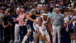 Shai Gilgeous-Alexander scores 25 points and leads Thunder past Denver 92-87 to tie series 2-2