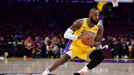 Rumor: LeBron James likely to opt into .6 million with Lakers, play at least one more season