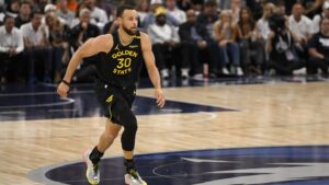 Stephen Curry leaves game with hamstring strain, will not return