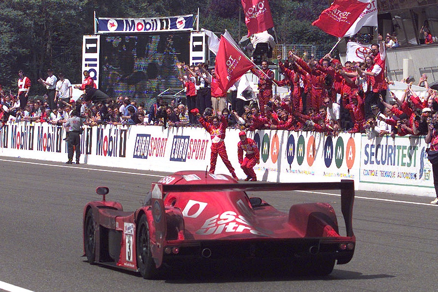 Trouble in traffic denied the all-Japanese Toyota squad a fight for victory in the closing stages in 1999