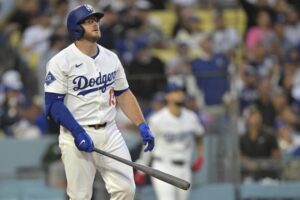 Max Muncy’s two homers make up for his error in Dodgers’ win over Mets