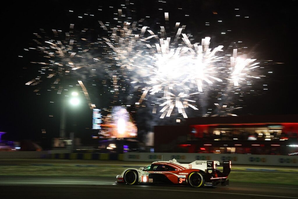 #6 Porsche leads as first safety car shakes up order