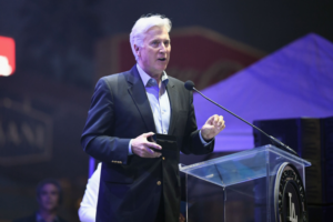 Plaschke: Lakers had a great ride with Buss family, but Dodgers owner will give team new life