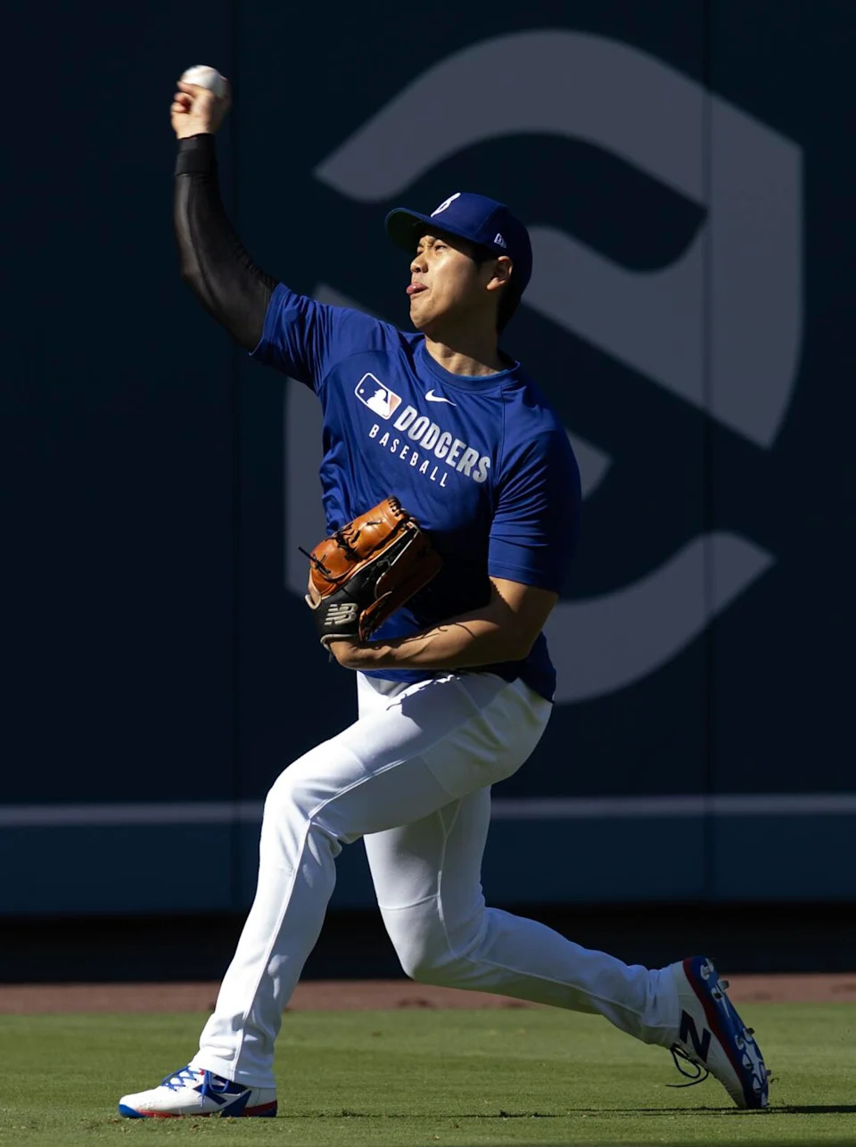 Los Angeles Dodgers Shohei Ohtani plays catch before the Dodgers take on the New York Mets.