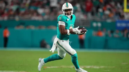 Jonnu Smith’s agent drops truth bomb on Dolphins trade rumors after record-setting year