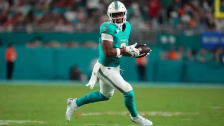 Dolphins’ Jonnu Smith trade talks with Steelers intensify day after agent seemingly shut idea down