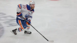 Oilers’ Connor McDavid needs 1 point to join Wayne Gretzky in exclusive NHL history