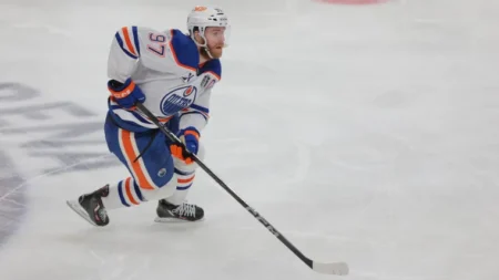 Oilers’ Connor McDavid needs 1 point to join Wayne Gretzky in exclusive NHL history
