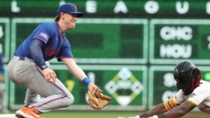 Rain delay kills Mets' momentum, bullpen melts down late in 9-2 loss to Pirates