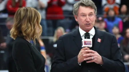 Wayne Gretzky has hilarious reaction to Paul Bissonnette’s attempt to explain Chappell Roan’s ‘Pink Pony Club’