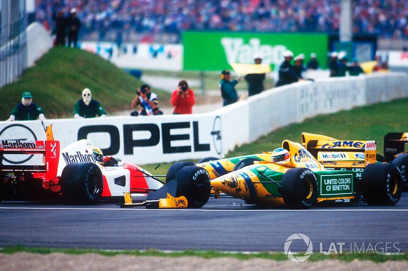 Ayrton Senna, McLaren MP4/7A Honda is taken out by Michael Schumacher, Benetton B192 Ford at the Adelaide Hairpin on the first lap