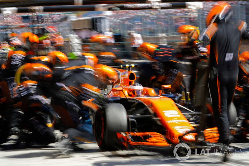 Stoffel Vandoorne dans la MCL32 lors d'un arrêt au stand en 2017.