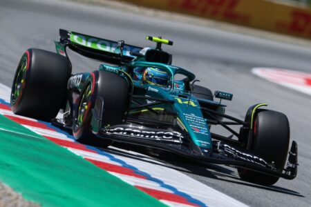 The issue forcing Alonso to “invent” overtakes in F1 Aston Martin