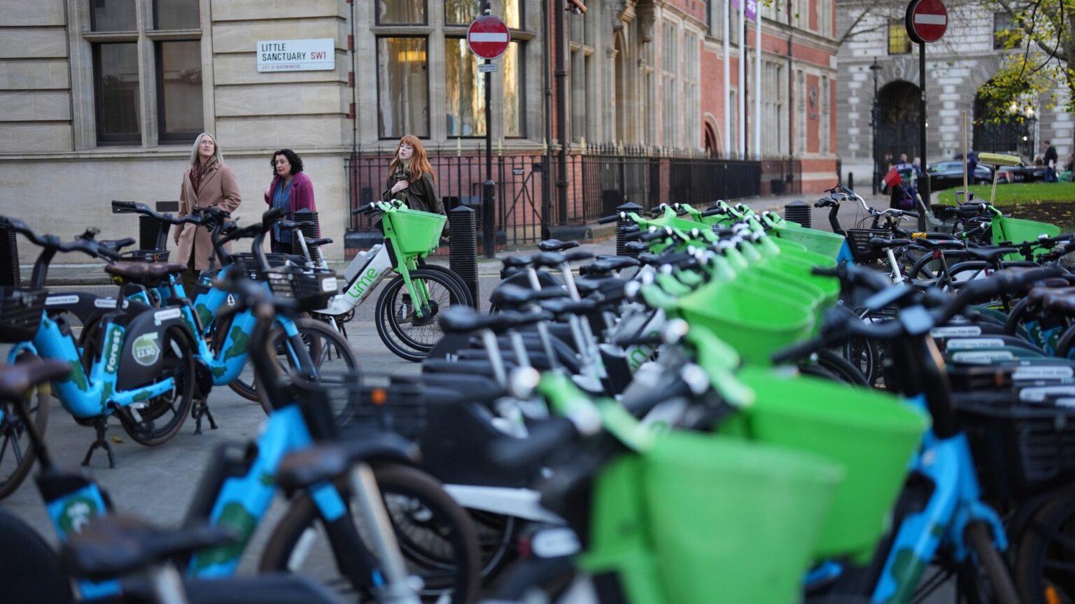 Former Wimbledon champion reveals she’s been cycling to Queen’s on LIME BIKE after her car was stolen