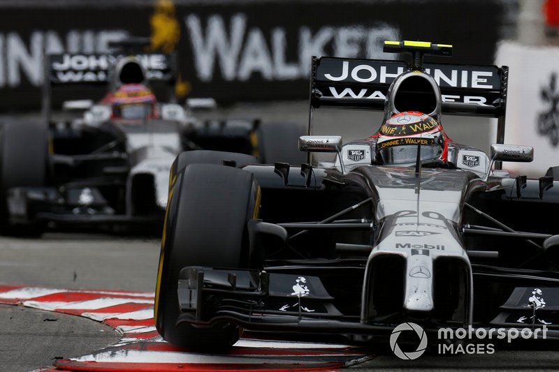 Kevin Magnussen dans la McLaren MP4-29 Mercedes, devant son coéquipier Jenson Button au GP Australie 2014.