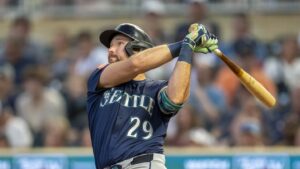 Cal Raleigh continues hot streak, hits 32nd homer of the season