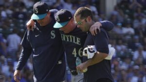 Reds’ Elly De La Cruz, Mariners reliever Trent Thornton fall ill while playing in extreme heat
