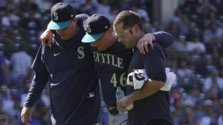 Reds’ Elly De La Cruz, Mariners reliever Trent Thornton fall ill while playing in extreme heat