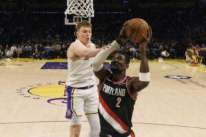 Lakers agree to terms with former Portland center Deandre Ayton