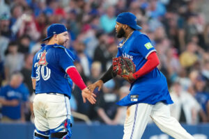 Blue Jays tie Yankees atop AL East despite blowing 8-0 lead