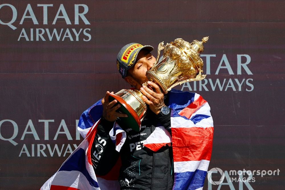 Lewis Hamilton, Mercedes-AMG F1 Team, 1st position, kisses the winners trophy