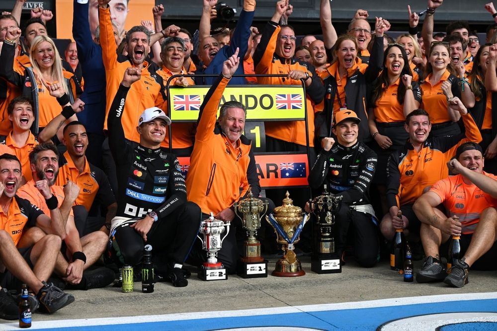 Lando Norris, McLaren, Oscar Piastri, McLaren, Zak Brown, McLaren