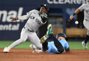 Yankees manager Aaron Boone defends club’s defense after 4-error loss vs. Blue Jays