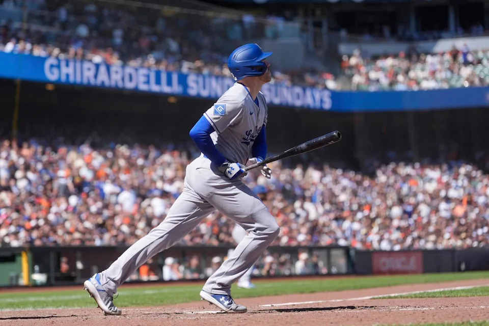 Freddie Freeman hits a run-scoring single in the 11th inning Sunday against the Giants.