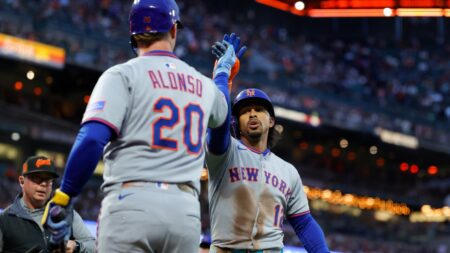 Mets start West Coast trip with impressive, wire-to-wire win over Giants, 8-1