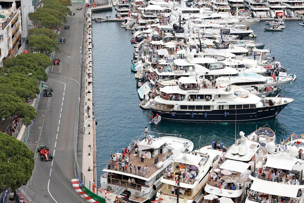 Carlos Sainz, Ferrari SF-23, Lewis Hamilton, Mercedes F1 W14, Charles Leclerc, Ferrari SF-23