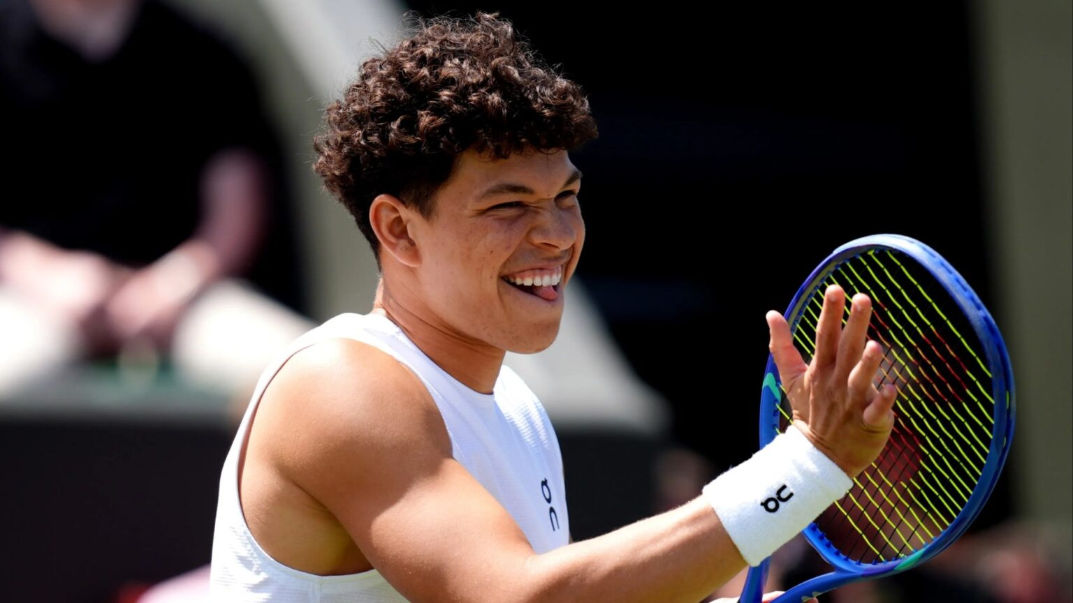 Wimbledon star wins in just 70 SECONDS before issuing apology to fans