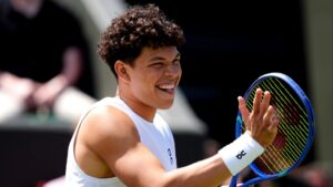 Wimbledon star wins in just 70 SECONDS before issuing apology to fans