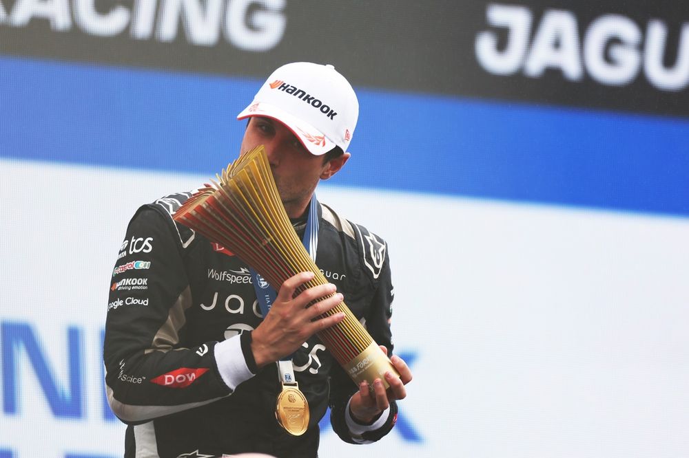 Podium: Race winner Mitch Evans, Jaguar TCS Racing