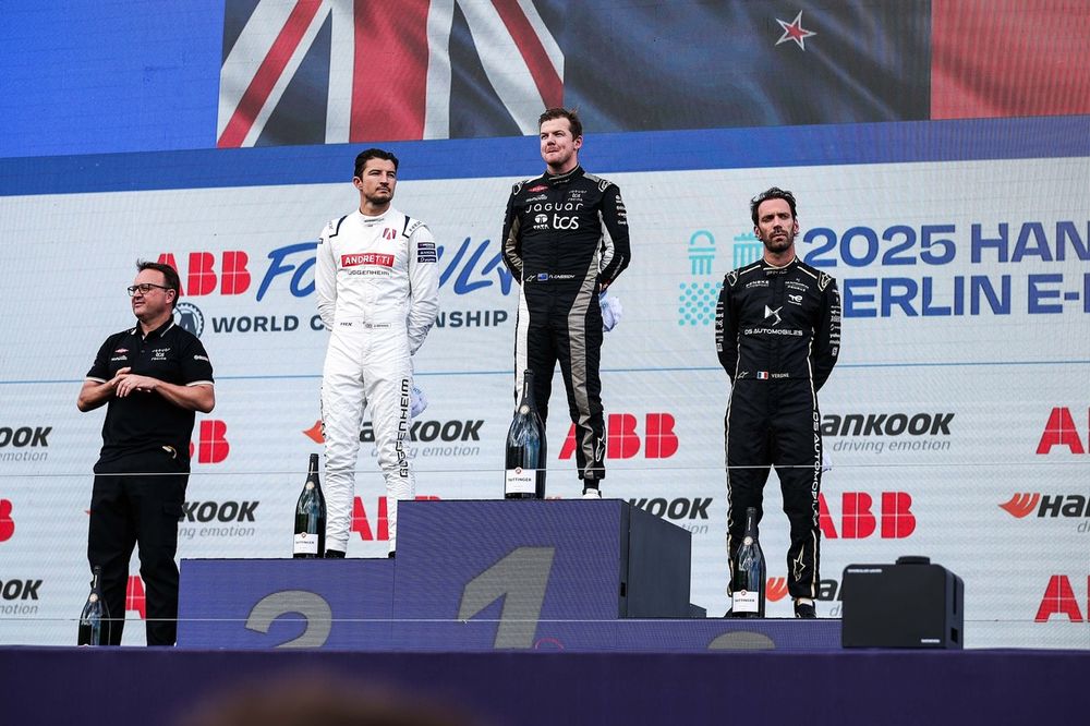 Podium: Race winner Nick Cassidy, Jaguar TCS Racing, second place Jake Dennis, Andretti Formula E, third place Jean-Eric Vergne, DS Penske