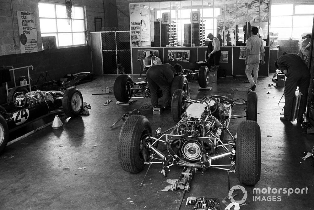 Lotus had rebuilt the 33, crashed at Aintree, for Clark and also had a couple of 25Bs
