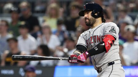 Eugenio Suárez says X-rays were negative after he was hit on index finger by pitch against Tigers