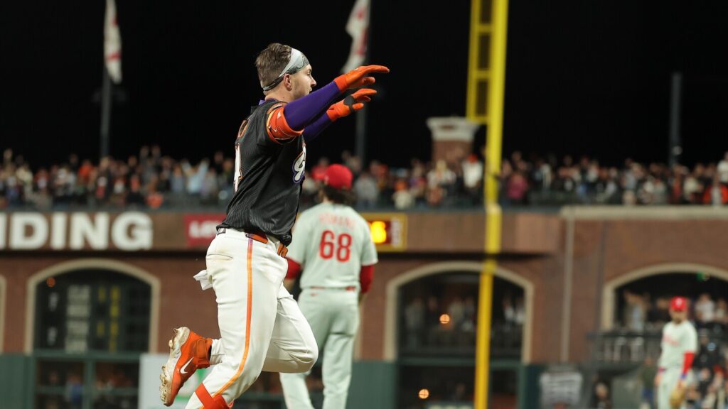 Giants catcher Bailey makes history with game-ending, inside-the-park home run
