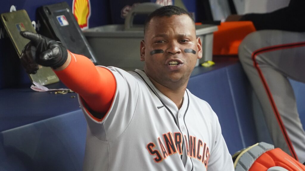 Rafael Devers makes his debut at first base for Giants after refusing to play position for Red Sox