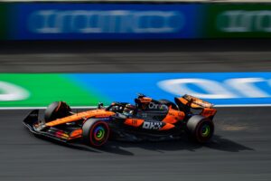 Piastri outpaces Norris by 0.012s for pole position