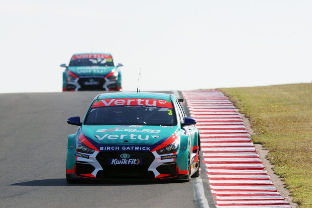 Chilton heads Ingram in Hyundai 1-2 at Donington Park